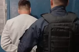 Quiso golpear a su madre y le rompi� la casa