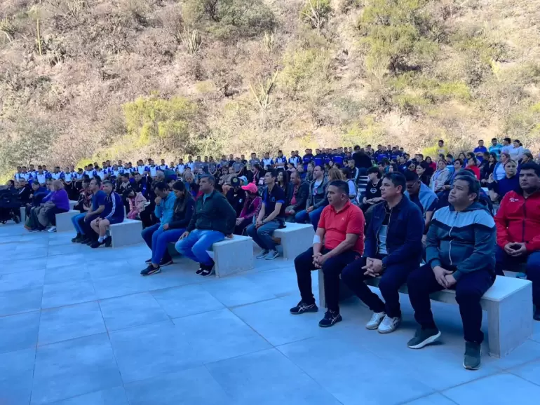 policias en la gruta