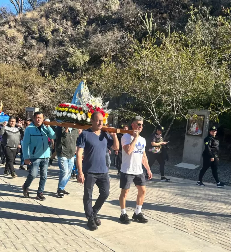 policias en la gruta