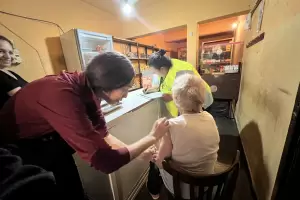 Vacunacin casa por casa contra el dengue en barrios de la Capital