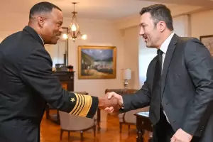 Nuevo gesto con Milei: el jefe del Comando Sur vuelve a visitar la Argentina