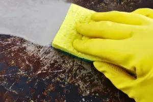 El truco para eliminar para siempre los pegotes de grasa de la cermica de la cocina