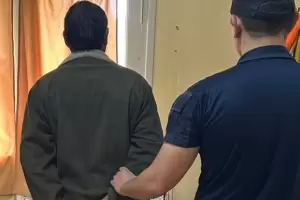 Violencia en la Capital: un hombre apual a un joven con una cuchilla