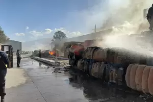 Voraz incendio en la ex fbrica de Alpargatas