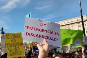Manifestantes protestan frente al Congreso contra los vetos de Milei