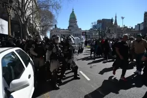 Tensin en el Congreso: el Senado debate los DNU mientras la polica desaloja manifestantes