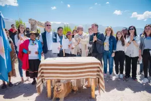 Laguna Blanca recibir $850 millones para obras y fortalecimiento textil