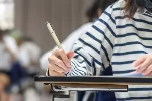 Violencia en la escuela: una joven golpe a su compaera en la cara