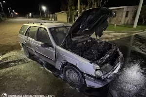 Sofocaron el incendio de un automvil en Portal Norte I
