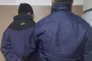 Detienen a un hombre por intentar robar en vehculos en la Capital