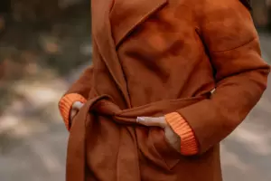 Qu significa caminar con las manos en los bolsillos, segn la psicologa