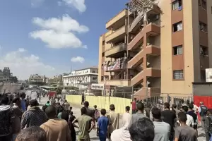 Ataques de Israel contra un hospital en el sur de Gaza dejan 20 muertos