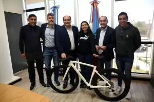 Entregaron una bicicleta de alta gama a la campeona Guadalupe D�az