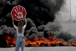 Bombardeos en Gaza tras ataque a hospital generan protestas en Israel