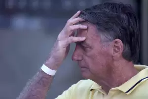 Bolsonaro admite "paranoia" y daos a su tobillera electrnica en plena crisis judicial