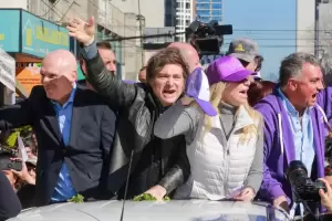 La respuesta de Milei a una mujer que lo increp�: "�Corruptos son los tuyos!"