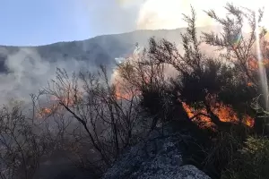 Incendios en Andalgal, Santa Mara y Fray Mamerto Esqui encienden las alarmas