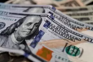 El dlar mayorista baj y perfor los $1.400