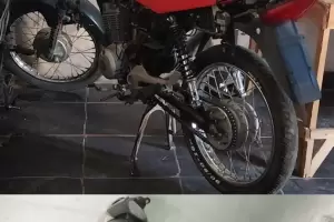 Allanan un domicilio en Capayn y recuperan una moto robada