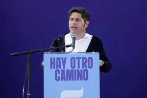 Kicillof arremeti contra los Milei:  "No era Karina el jefe sino los Menem"