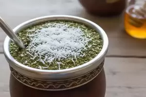El sorprendente motivo por el que se recomienda agregar coco rallado al mate