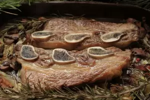 Ni manteca ni aceite: el truco para que no se te pegue el asado en el horno