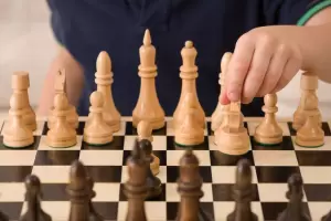 Clases gratuitas de ajedrez con el profesor Ezequiel Casco en la sede "Es con Vos"