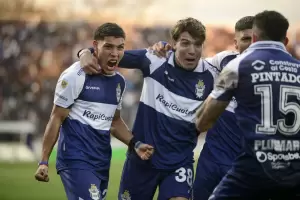 Gimnasia se hizo fuerte en el Bosque y derrot a Atltico Tucumn