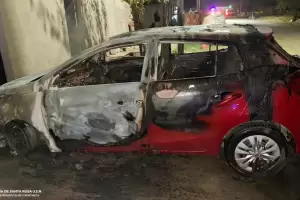 Un automvil se incendi en Santa Rosa: se investiga si fue intencional