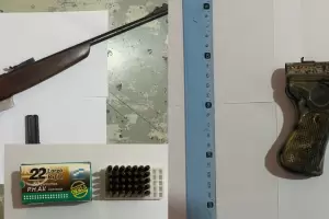 Detienen a un presunto abusador sexual y secuestran armas