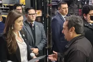 Villarruel visit una fbrica y tuvo un tenso intercambio con un sindicalista