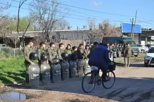 Militantes se enfrentaron en las afueras del club donde Milei cerrar la campaa