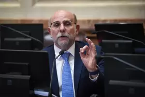 Fama: "Se puede confiar en la estabilidad jurdica del pas cuando se gobierna a puros decretos?"