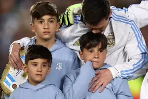 A pura emocin: las lgrimas de Messi junto a sus hijos durante el himno