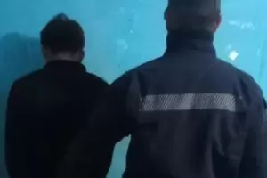 Aprehenden a joven tras causar daos en un auto y secuestran una bicicleta