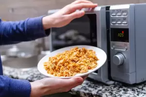 Qu alimentos no se deben calentar en el microondas, segn los expertos