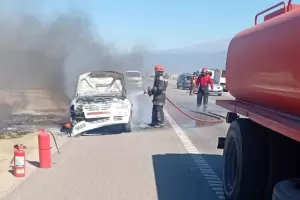 Susto en la avenida Circunvalacin: un auto se prendi fuego por una falla en el motor