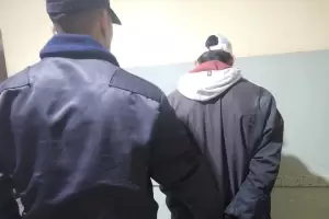 Rompi la puerta de su ex, ingres a la vivienda y la amenaz con un cuchillo