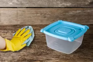 Cmo quitar la grasa y el aceite de los recipientes y envases de plstico?