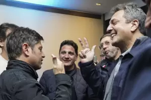 La foto de Axel Kicillof y Sergio Massa que se hizo viral tras el resultado de las elecciones en PBA