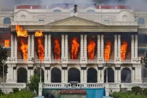 Infierno en Nepal: prendieron fuego al Parlamento y crece la violencia en las calles