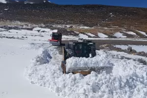 Despejan la nieve en el Paso de San Francisco para la reapertura de maana