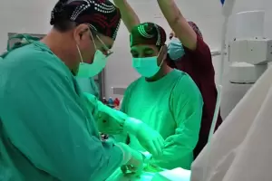 Realizan la primera ciruga laparoscpica en el Hospital de Beln