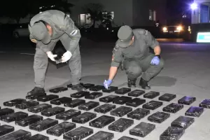 Secuestran 63 kilos de cocana ocultos bajo la alfombra de un auto en La Paz