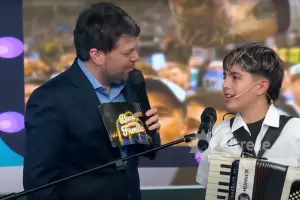 Ramiro brill con su acorden y la gente lo premi en "Buenas Noches Familia"