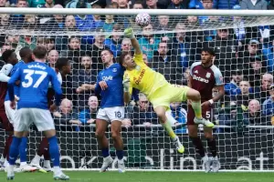 Dibu Martnez reapareci en el Aston Villa y brill con atajadas clave