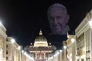 Un cielo de drones ilumin la Plaza San Pedro en homenaje al papa Francisco