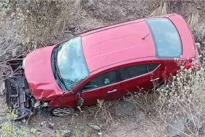 Un auto cay al precipicio en El Rodeo: dos personas resultaron ilesas