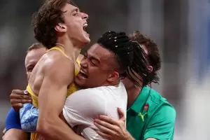 Duplantis reescribe la historia: 14 rcord mundial de salto con garrocha en Tokio