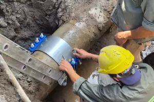Se normaliza el servicio de agua tras la reparacin de caera en el centro